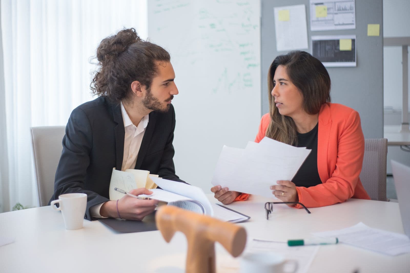 Two colleagues discussing a link building strategy